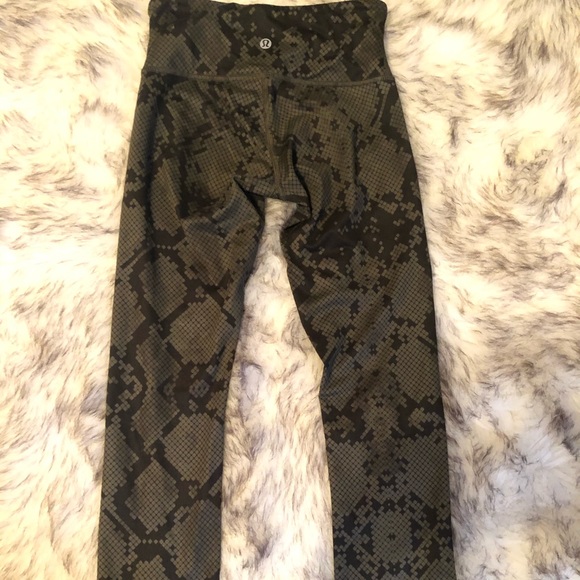 lululemon athletica Pants - Lululemon crop leggings, size 2. GREAT condition.